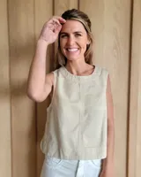 Chaleco de corte recto y largo a la cintura, confeccionado en denim con estampado de rayas verticales en tonos azul y blanco. Presenta cuello redondo y costuras visibles que definen su estructura.