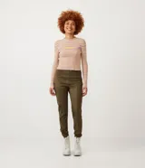 Pantalón legging de tiro alto color verde oliva, confeccionado en material sintético con recortes verticales y cierre lateral con cremallera.