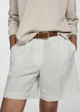 Short de tiro alto a rayas verticales en tonos beige y celeste, con trabillas para cinturón, bolsillos laterales y traseros.