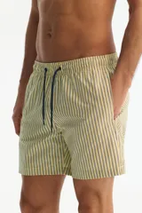 Short de baño de sirsaca color amarillo con rayas verticales oscuras, cintura elástica con cordón de ajuste y bolsillos laterales.