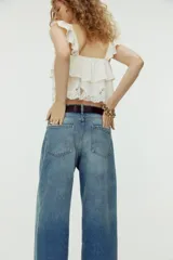 Jeans baggy de denim rígido en color azul claro con efecto deslavado, corte holgado de tiro medio y pernera recta.
