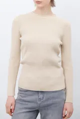 Buzo de tejido morley color marrón, con cuello redondo y mangas largas, de corte ajustado al cuerpo.