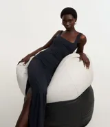 Vestido largo tipo midi de corte ajustado, confeccionado en poliamida con elastano. Presenta escote cuadrado, breteles anchos y una abertura lateral en el ruedo.