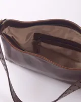 Bandolera de cuero negro con diseño rectangular, caracterizada por una correa ancha decorada con múltiples ojales metálicos y detalles de costuras laterales entrelazadas.