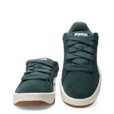 Championes Puma modelo Park Lifestyle Easy Sd, color verde oscuro con la franja lateral característica de Puma en blanco y suela de goma con entresuela beige. Presentan cordones anchos y confección en gamuza.