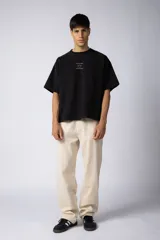 Pantalon de corte recto y holgado, confeccionado en mezcla de lino y algodón. Presenta cintura elastizada con cordón interno para ajuste y bolsillos laterales amplios.