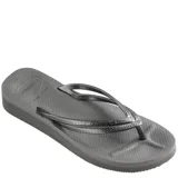 Sandalias tipo ojotas Havaianas modelo Slim, color gris oscuro, con tiras finas texturizadas y suela de goma con diseño antideslizante.