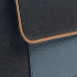 Bandolera de cuero sintético con diseño tricolor en negro, azul y detalles en marrón. Presenta solapa frontal, bolsillo exterior y correa ajustable.