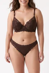 Bombacha tipo vedetina de encaje y microfibra marrón, con detalles de encaje floral en los laterales y la cintura.