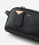 Cartera pequeña de hombro marca Satinato, confeccionada en PU con textura granulada. Presenta doble compartimento con cierre de cremallera metálica dorada, correa larga ajustable y un dije decorativo metálico con el logo de la marca.