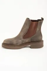 Bota marrón de cuero con elástico lateral y suela de goma.