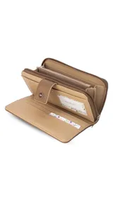 Billetera larga de cuerina en tono lila con detalles en color tostado, cierre perimetral y solapa frontal con botón a presión.