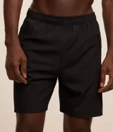 Bermuda deportiva Get Over para hombre, en color marrón, con cintura elástica, cordón de ajuste y bolsillos con cierre. Cuenta con tecnología Laser Cut en los laterales para mayor transpirabilidad.
