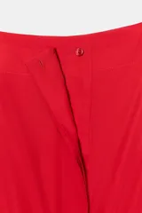 Vestido corto rojo de cuello barco y manga larga. Incluye un cinturón del mismo tejido y cierre frontal con botones ocultos por solapa.