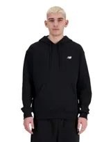 Canguro de hombre New Balance modelo Small Logo French Terry Hoodie, de color negro, con capucha ajustable con cordón, bolsillo tipo canguro y pequeño logo blanco bordado en el pecho.