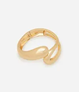 Pulsera rígida de metal con baño dorado claro, caracterizada por un diseño orgánico y asimétrico de formas fluidas. Cuenta con un sistema de apertura mediante bisagra y está fabricada en zinc reciclado.