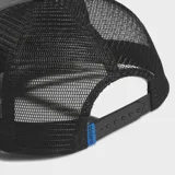 Gorra tipo trucker de Adidas, color negro, con frente y visera de cuero sintético y paneles traseros de malla. Presenta el logo de la marca grabado en el frente y cierre ajustable a presión en la parte posterior.