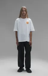 Remera blanca de corte oversize con cuello redondo y manga corta. Presenta una estampa central a todo color con personajes de Dragon Ball montados sobre el dragón Shenlong.