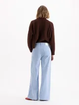 Pantalón de corte wide leg confeccionado en corderoy color celeste, con tiro medio y diseño de cinco bolsillos.