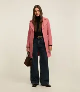 Saco largo negro confeccionado en polivelour, con solapas en el cuello, trabillas en los laterales de la cintura y cinturón franja de tejido.