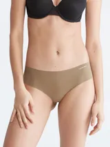 Bombacha hipster color piel de microfibra ligera con bordes cortados a láser y logo de Calvin Klein estampado en la cadera.