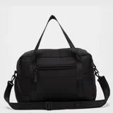 Bolso deportivo Bubba de diseño acolchado en color negro. Cuenta con compartimento exterior para calzado, cierre principal, correas de mano y correa ajustable extraíble con logo grabado. Fabricado con materiales reciclados.