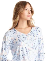 Conjunto de pijama compuesto por una remera de manga larga con escote en V, abertura frontal con botones y bolsillo aplicado, y un pantalón con cintura elástica y lazo de ajuste. Presenta un estampado animal print en tonos neutros.