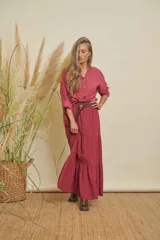 Camisa de lino color bordó, de manga larga con puños abotonados, cuello mao y cierre frontal con botones. La camisa está anudada en la parte delantera.