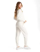 Jogger deportivo de corte holgado, con cintura elástica y lazo de ajuste, bolsillos laterales y puños elásticos en los tobillos.