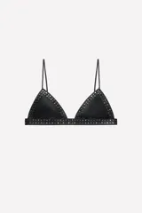 Bralette triangular negro de cuero con tirantes finos ajustables y tachas metálicas. Cierre trasero con ganchos metálicos. Colección especial Ludovic de Saint Sernin x ZARA.