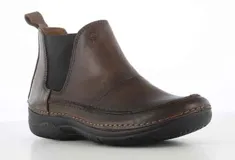 Botas tipo Chelsea de cuero marrón con paneles laterales elásticos negros, costuras reforzadas visibles y suela de goma negra antideslizante.