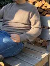 Sweater marrón de lana con cuello redondo y mangas largas.