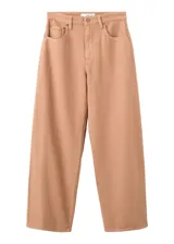 Pantalón de mezclilla tipo jeans, color marrón claro, de corte recto y tiro medio con diseño de pernera ancha.