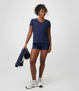 Bermuda deportiva Get Over modelo runner color beige, con cintura elástica, bajo redondeado y aberturas laterales. Cuenta con un pequeño bolsillo funcional trasero.
