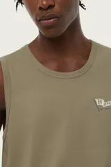 Musculosa negra con estampado gráfico de un auto clásico y texto en la parte frontal.