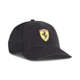 Gorra tipo trucker color negro con panel frontal de algodón y paneles laterales de malla. Presenta el escudo oficial de Ferrari bordado en el frente.