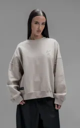 Buzo de cuello redondo confeccionado en frisa de algodón, con diseño de hombros caídos y calce regular. Presenta un bordado del logo en el frente y terminaciones en punto rib en cuello, puños y ruedo.