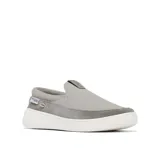 Zapatilla tipo slip-on Columbia, confeccionada en una combinación de lona y ante color gris. Presenta suela blanca de tecnología Omni-GRIP LT, diseño náutico casual y etiqueta lateral de la marca.