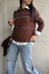 Sweater Bali de tejido liviano, color marrón chocolate con rayas horizontales celestes, de manga larga y cuello redondo.