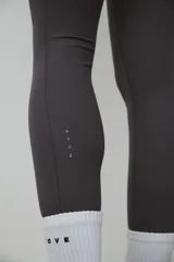Leggins deportivos negros de tiro alto con cintura ancha y costuras frontales verticales.