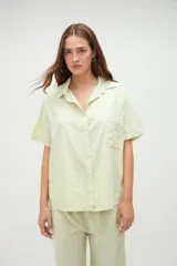 Camisa de manga corta de algodón con diseño a rayas en tonos amarillo y blanco, calce holgado, cuello solapa y bolsillo aplicado en el pecho.
