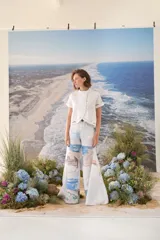 Pantalon largo de corte amplio y fluido, con estampado artístico que simula un paisaje marino en tonos celestes, azules y arena.