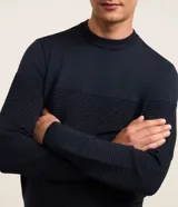 Suéter de punto para hombre en color azul marino, con cuello redondo y textura acanalada en el pecho y las mangas. Diseñado por Marfinno.