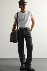 Camiseta blanca de corte relajado, con cuello en V y mangas cortas.