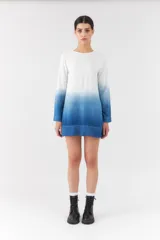 Vestido corto con diseño degradado en tonos blanco y azul, de corte recto, manga larga y cuello redondo.