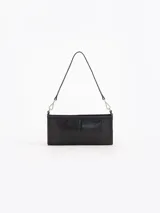 Mini bag de cuero vacuno color celeste con herraje metálico de candado y llave, y correa de hombro ajustable.