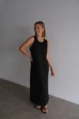 Vestido largo azul marino de manga corta, con cuello redondo y textura acanalada.