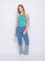 Top sin mangas color turquesa, de textura acanalada y brillante.