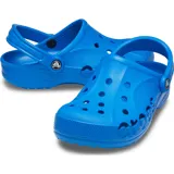 Zuecos Crocs modelo Baya Clog de color rojo, con diseño moldeado en material ligero, aberturas de ventilación en la puntera y en los laterales formando el logo de la marca, y correa pivotante en el talón.