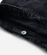 Pantalón wide leg de jean con efecto marmorizado, de tiro alto, con bolsillos laterales y cierre frontal con botón y cremallera.